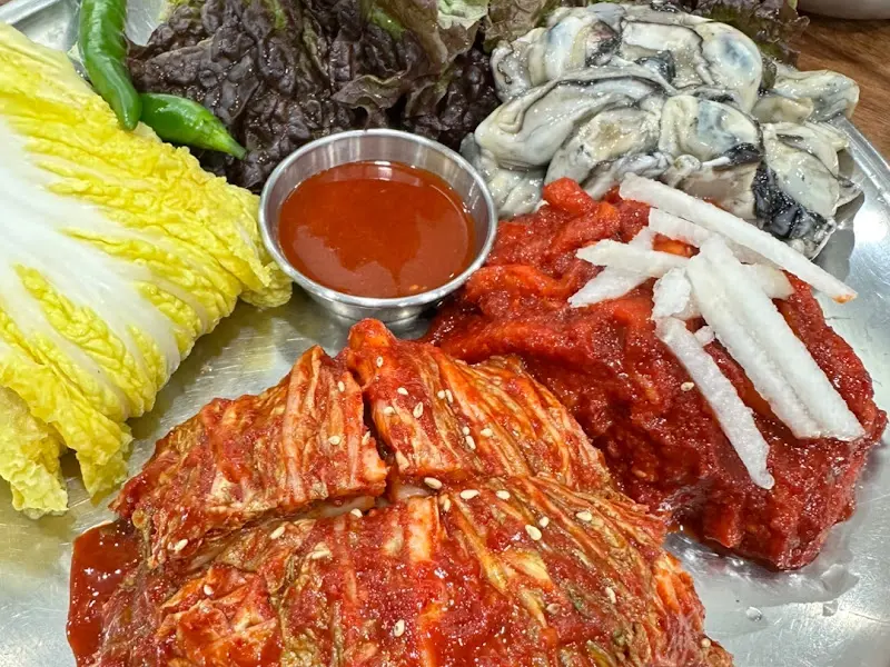 푸짐한 김치와 쌈 채소