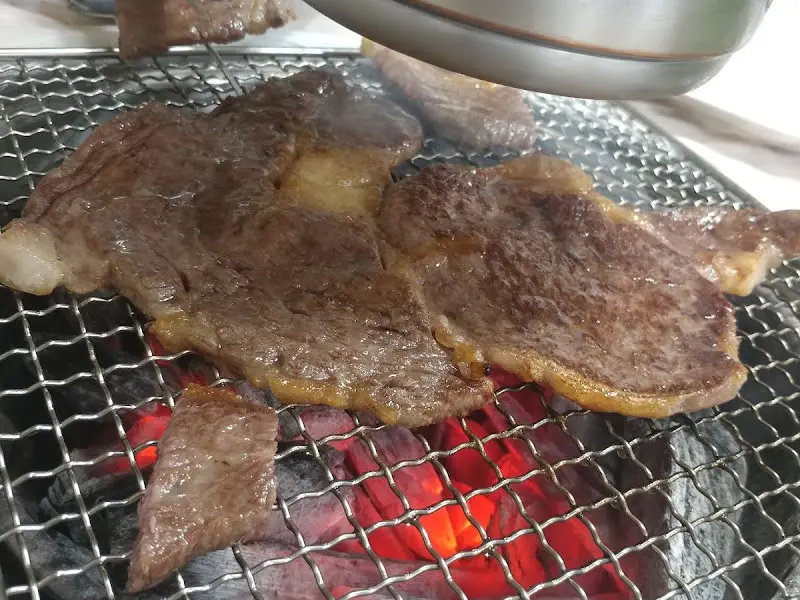 숯불 위에서 익어가는 등심