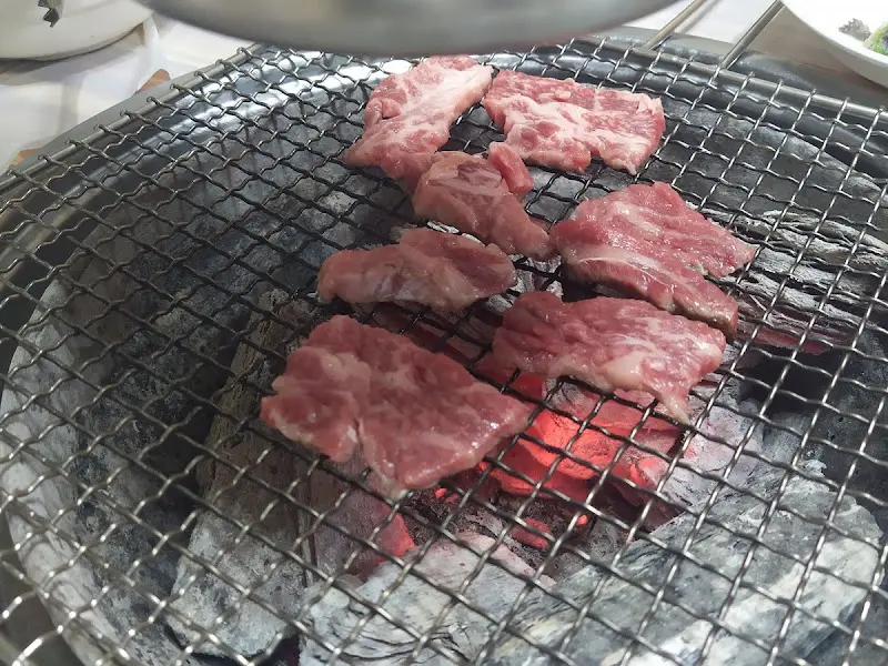 숯불 위에서 구워지는 소고기