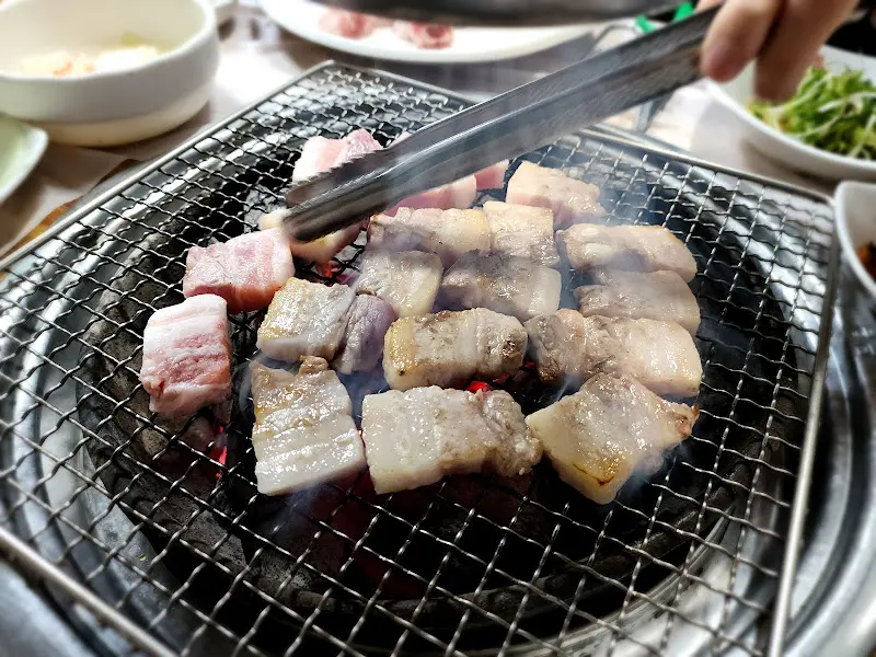 숯불에 구워지는 삼겹살