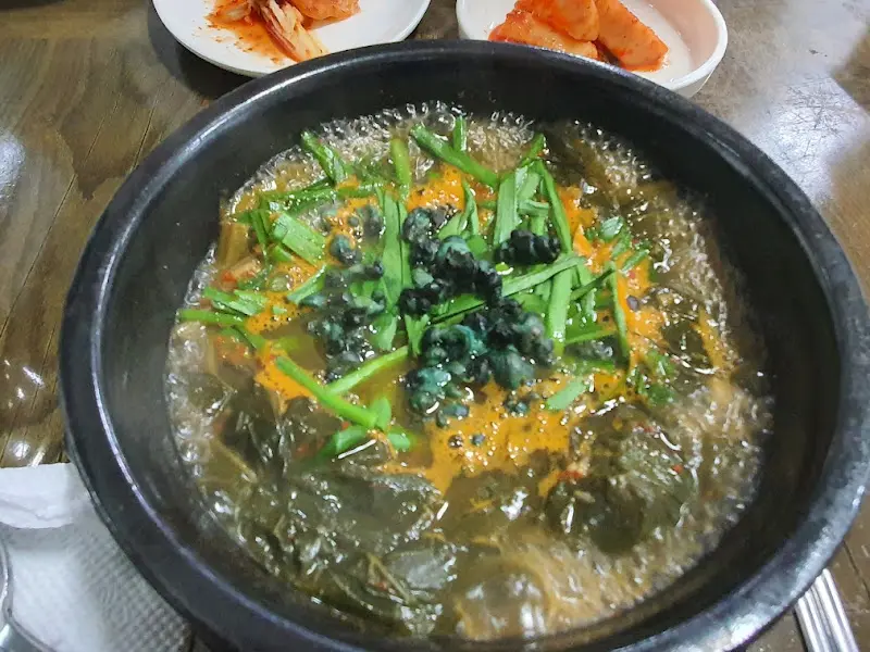 보글보글 끓는 올갱이해장국