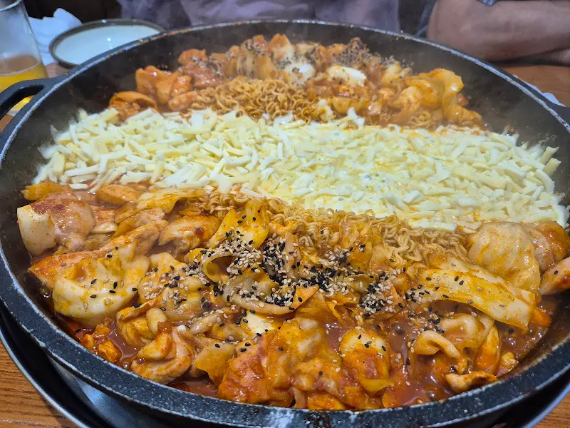 넓은 테이블에 가득 찬 닭갈비