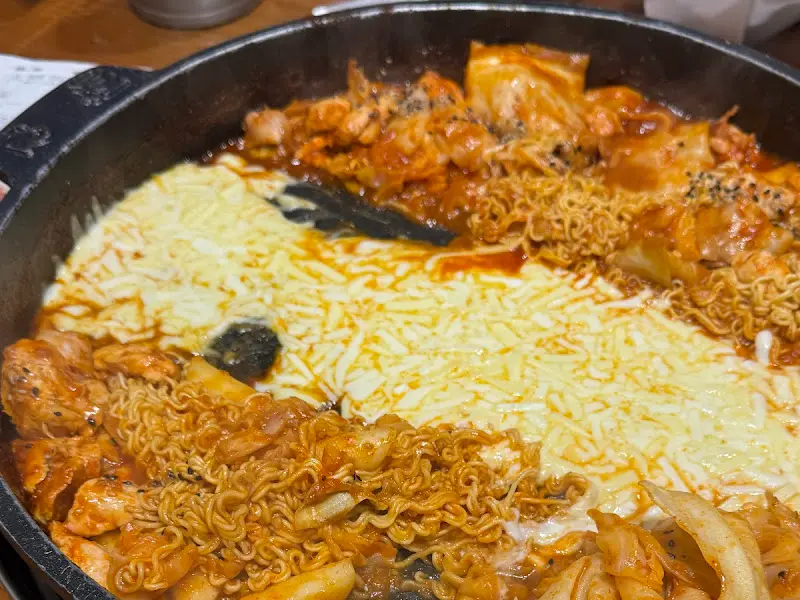 치즈와 라면 사리가 듬뿍 들어간 닭갈비