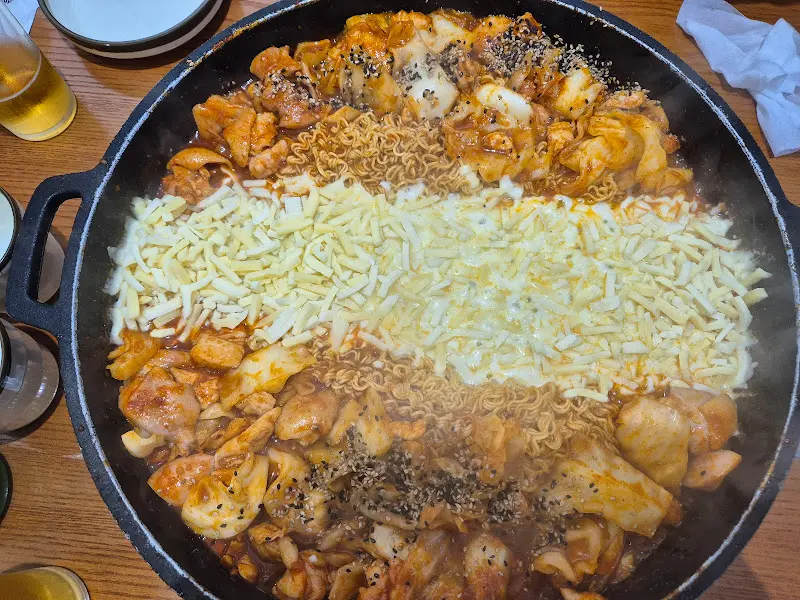철판 위에 펼쳐진 닭갈비의 향연