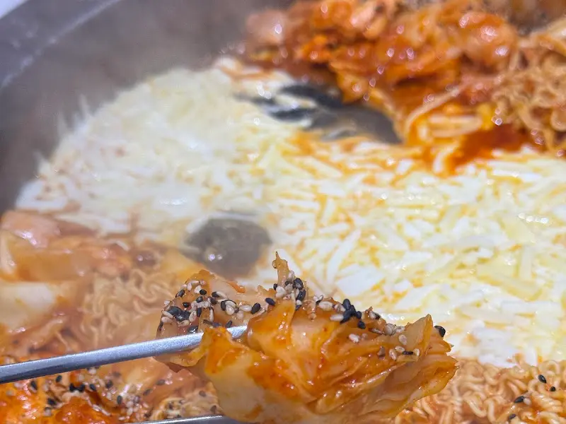 닭갈비와 함께 볶아진 김치