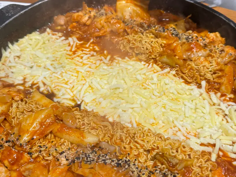 다채로운 사리들이 어우러진 닭갈비