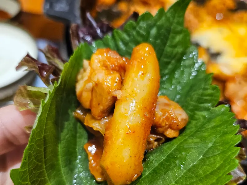 싱싱한 쌈 채소와 함께 즐기는 닭갈비