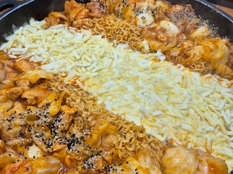 닭갈비와 치즈의 환상적인 만남