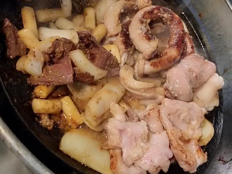 돌판 위 곱창, 떡, 감자