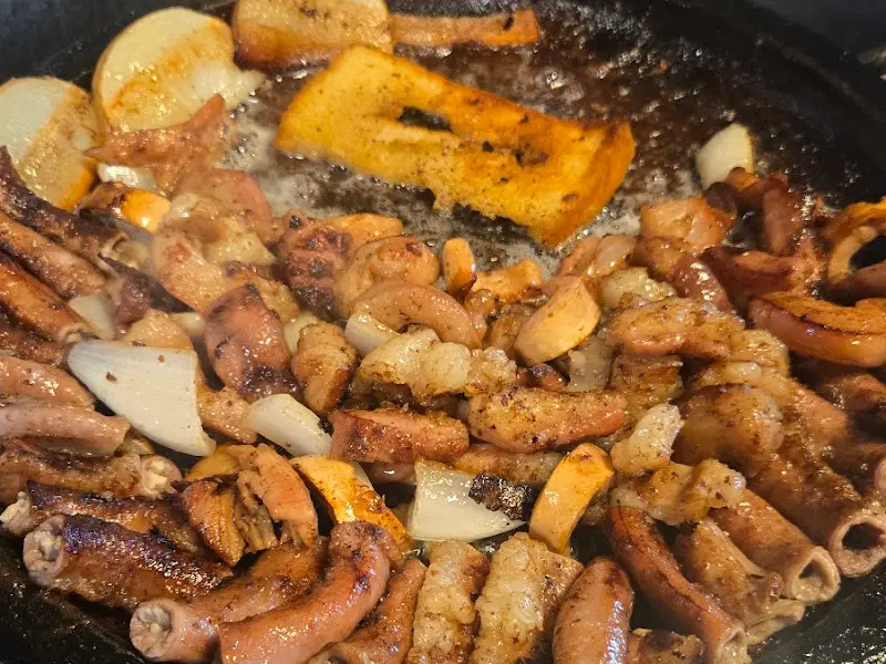 돌판 위 곱창과 양파, 식빵