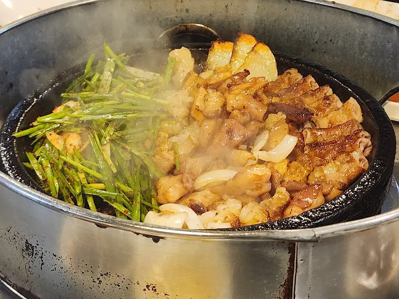 돌판 위 곱창, 부추, 양파