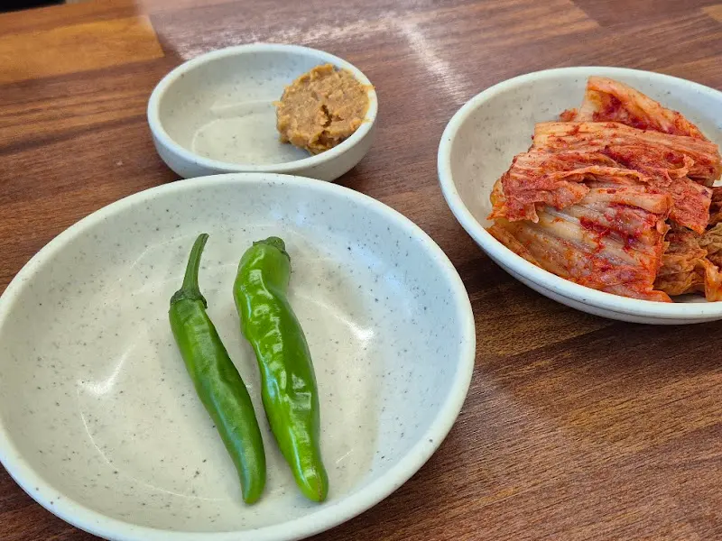 밑반찬 김치, 고추, 쌈장