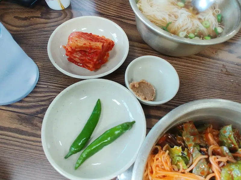 물국수, 묵무침, 밑반찬 한 상 차림