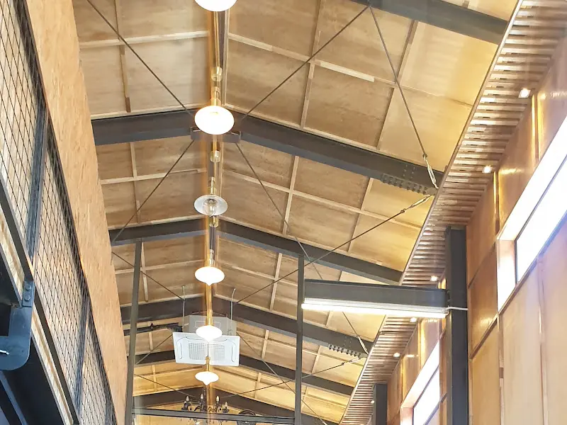 높은 천장과 조명