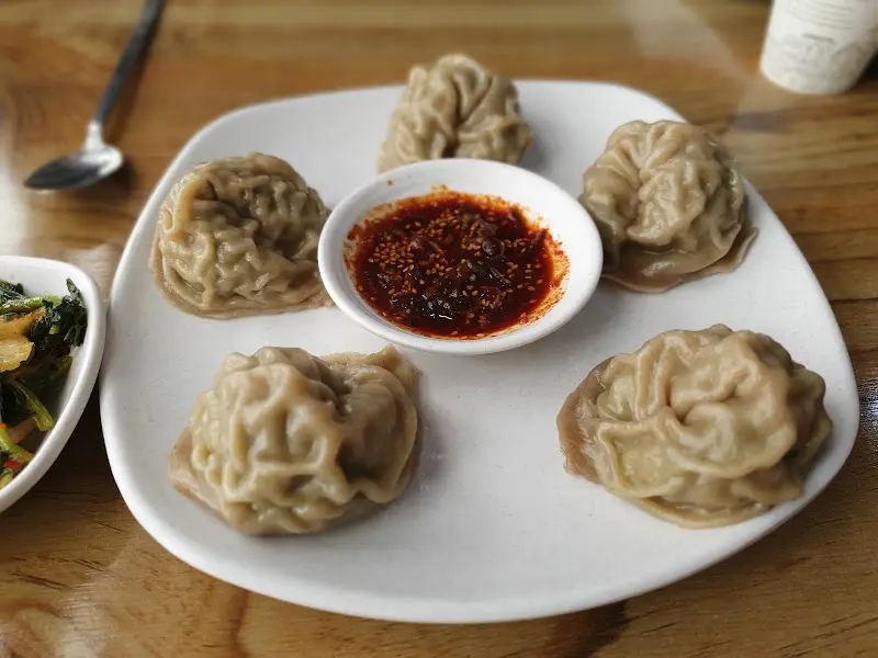 윤기가 흐르는 메밀왕만두