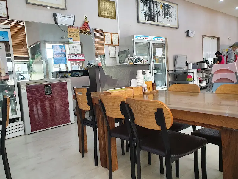 깔끔한 식당 내부