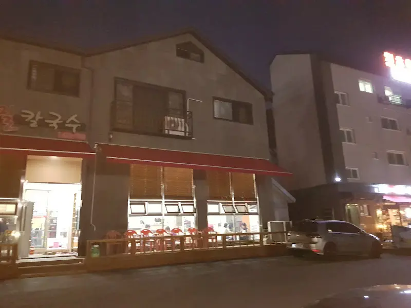 밤에 본 식당 외관