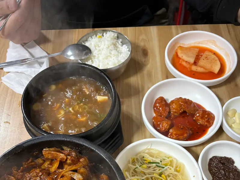 김치두루치기, 된장찌개와 밑반찬