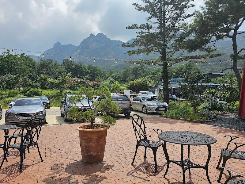 피크니처 주차장과 월출산