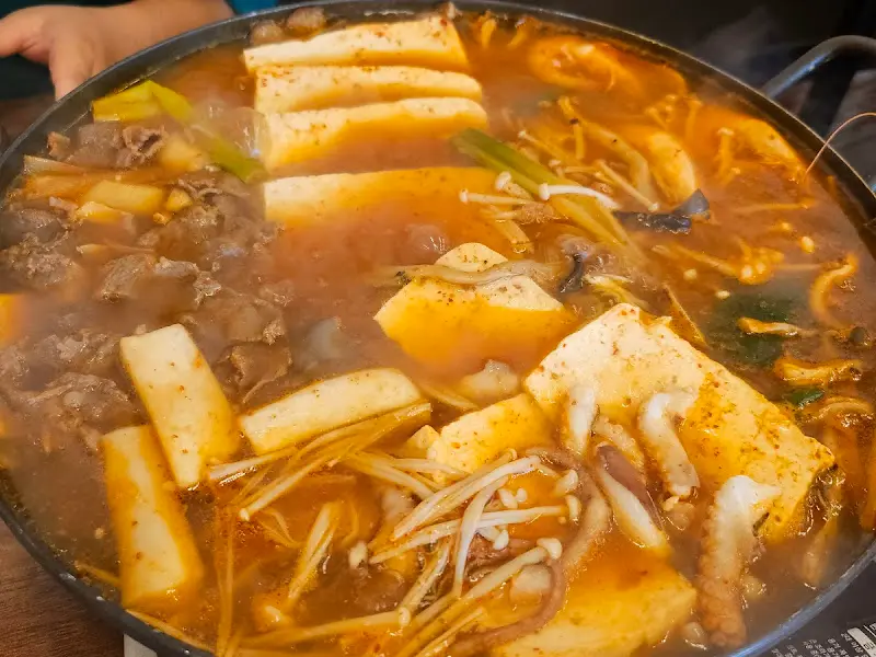 끓고 있는 두부전골