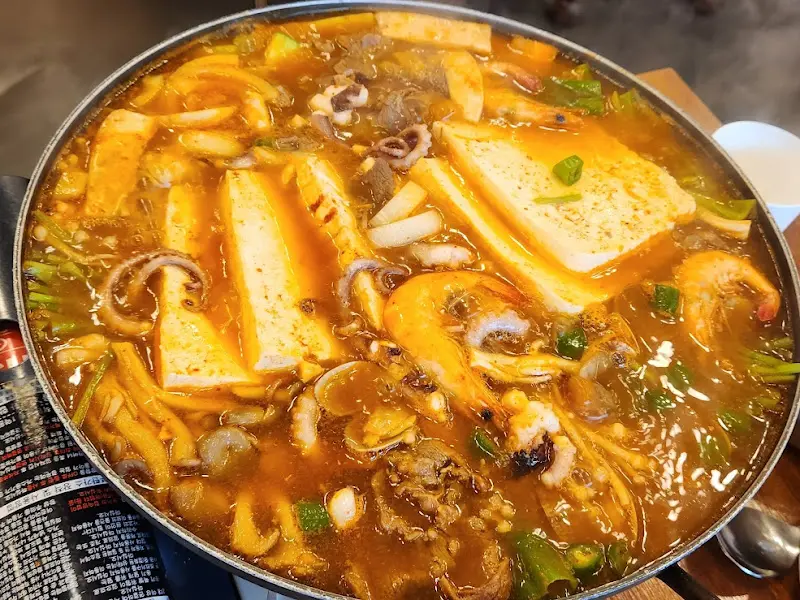 깔끔하게 정돈된 식당 내부