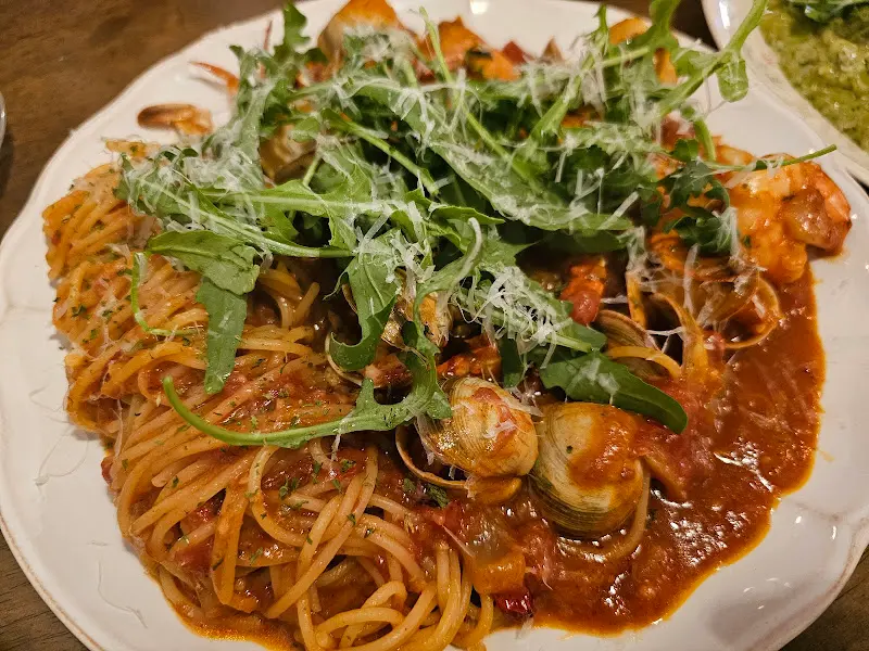 해산물이 듬뿍 들어간 토마토 파스타