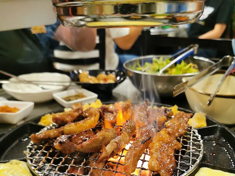 숯불 위에 구워지는 소갈비살