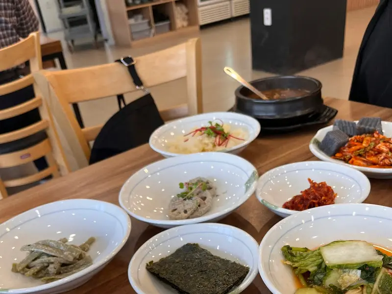 정갈하게 차려진 반찬들