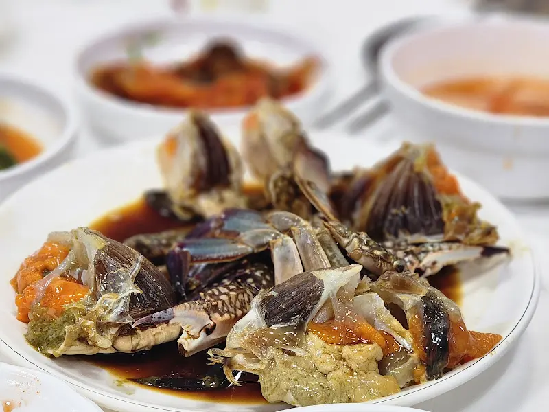 다양한 밑반찬과 간장게장