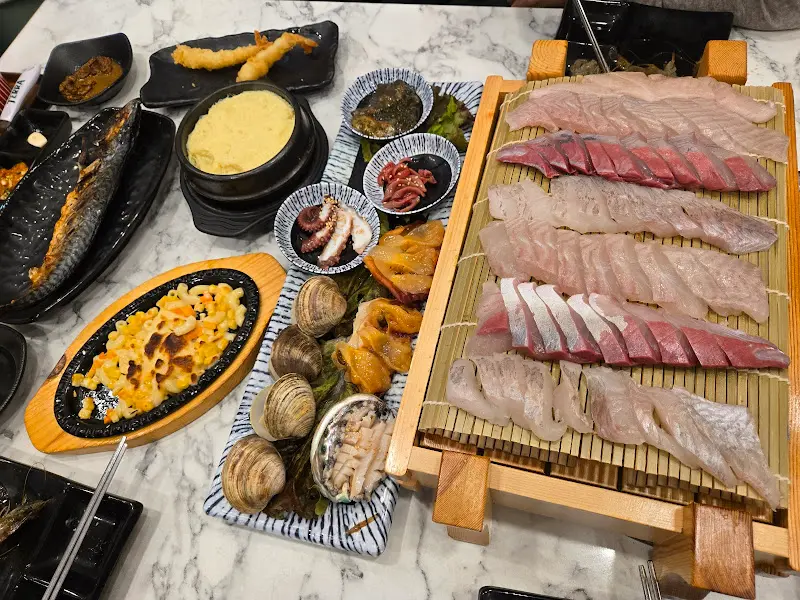 푸짐하게 차려진 C세트 회와 해산물