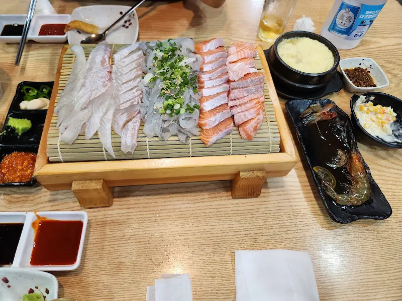 한상 가득 차려진 회