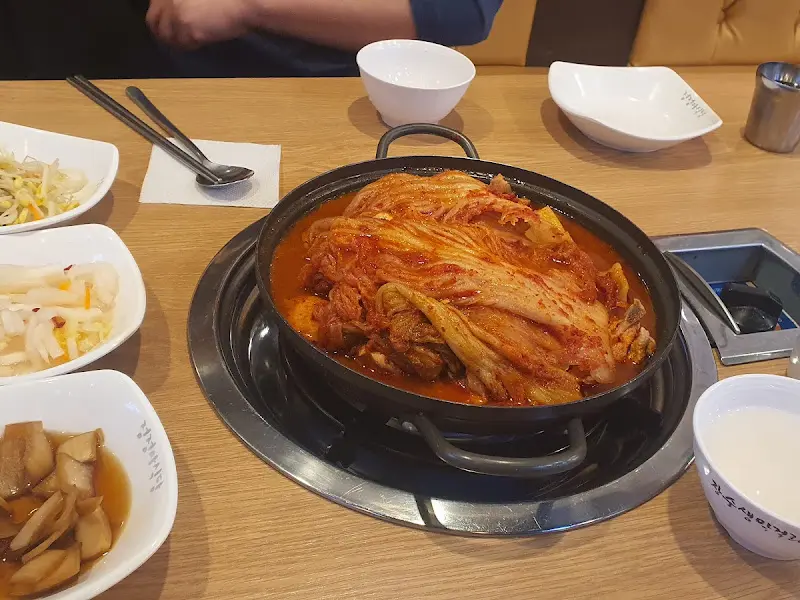 묵은지 닭볶음탕과 반찬