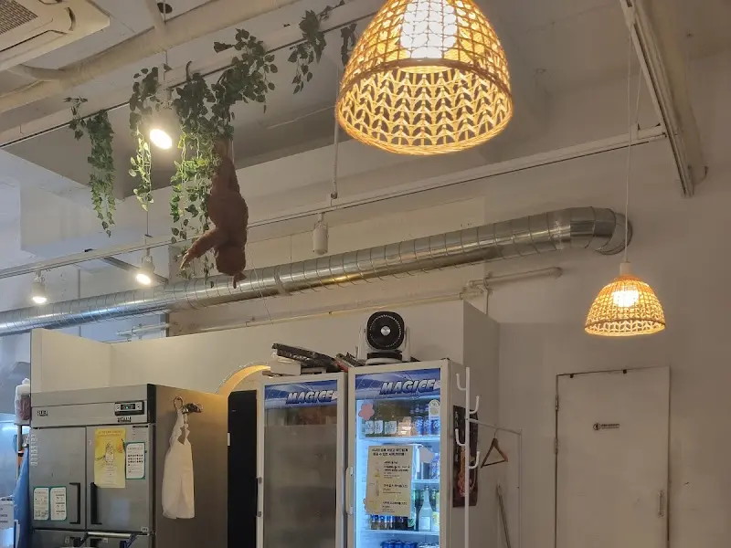 매장 곳곳에 배치된 아기자기한 소품들