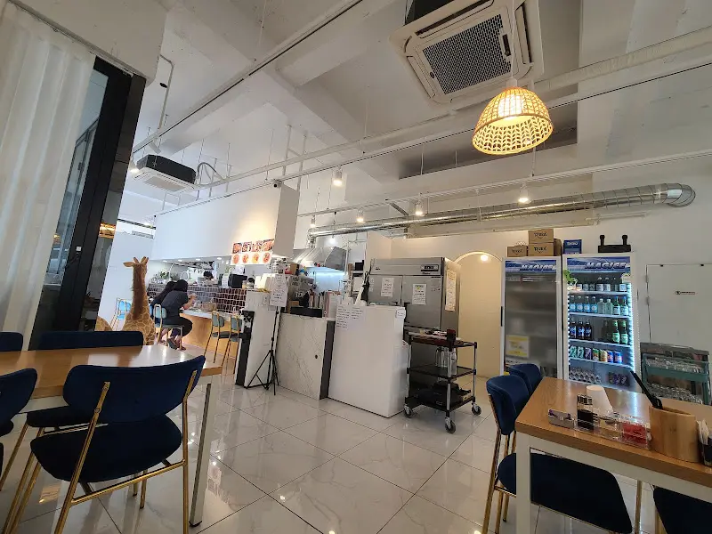 깔끔하고 넓은 매장 내부