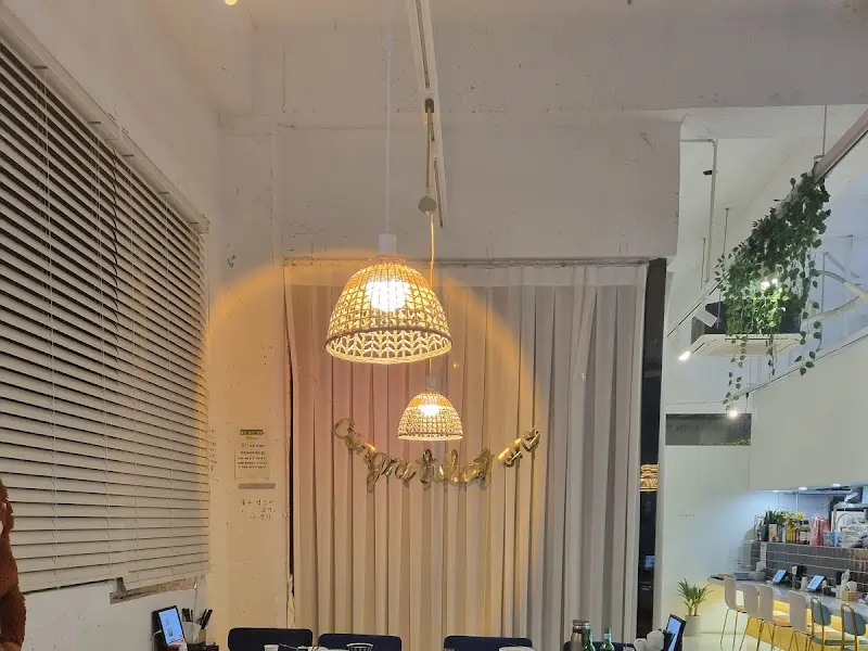 은은한 조명이 매력적인 내부