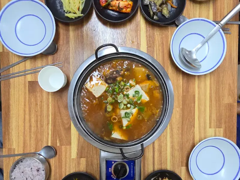 매운탕과 밑반찬 항공샷