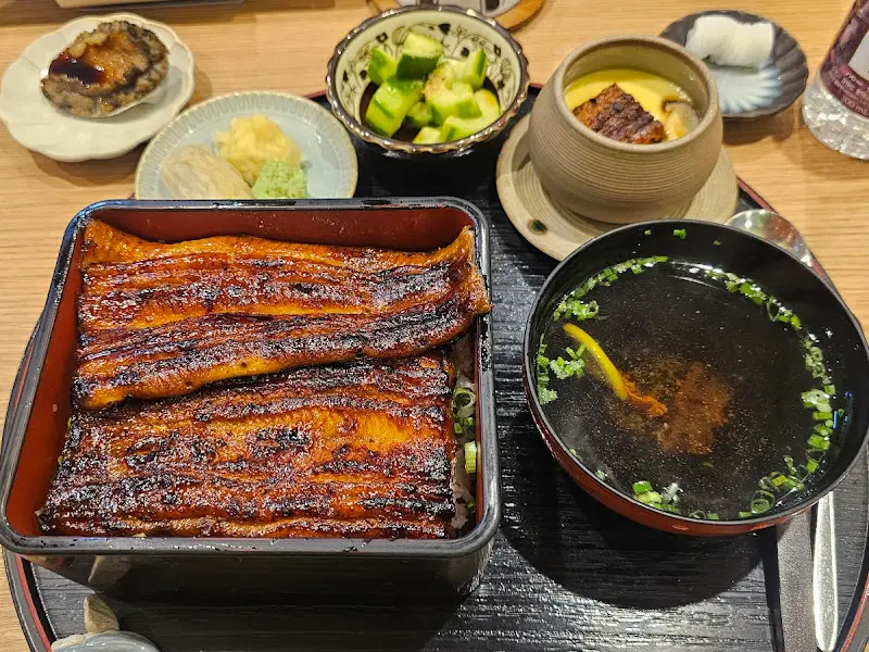 정갈하게 차려진 우나기모토의 장어덮밥 한 상 차림