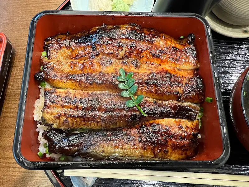 후식으로 제공되는 시원한 차와 찹쌀떡