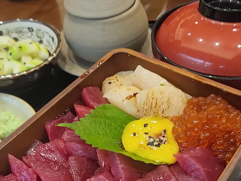 혼마구로 카이센동과 곁들임 메뉴