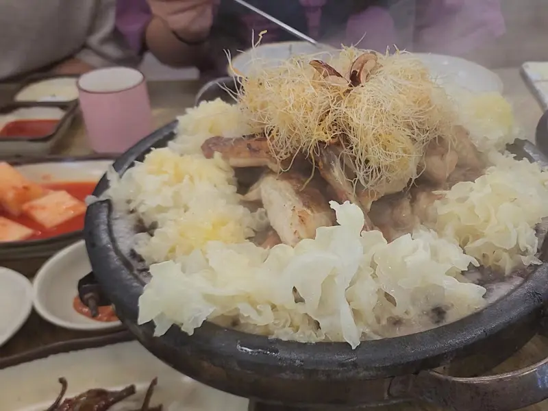 돌판 위에 놓인 삼계탕