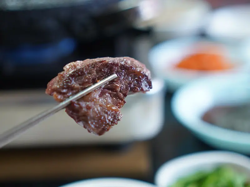 젓가락으로 집은 안창살