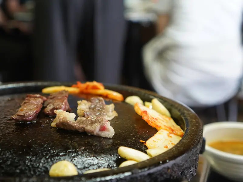 고기와 마늘, 김치의 조화