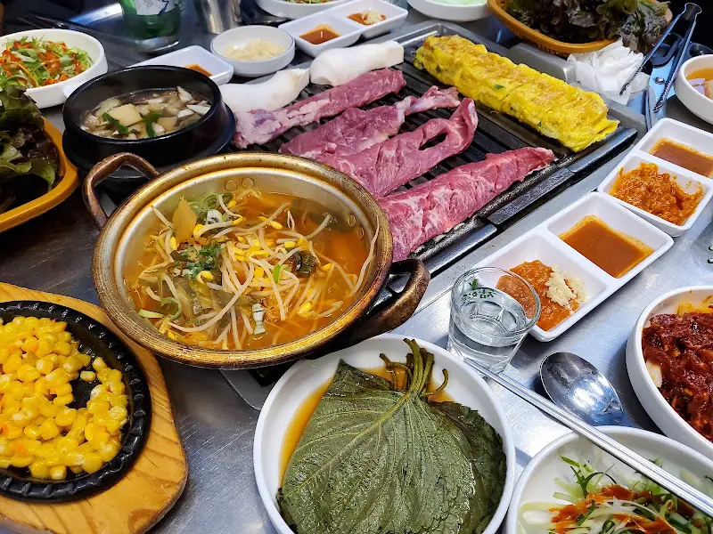 푸짐하게 차려진 테이블