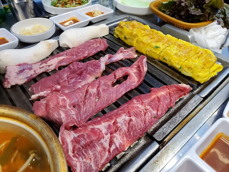 불판 위에서 익어가는 고기