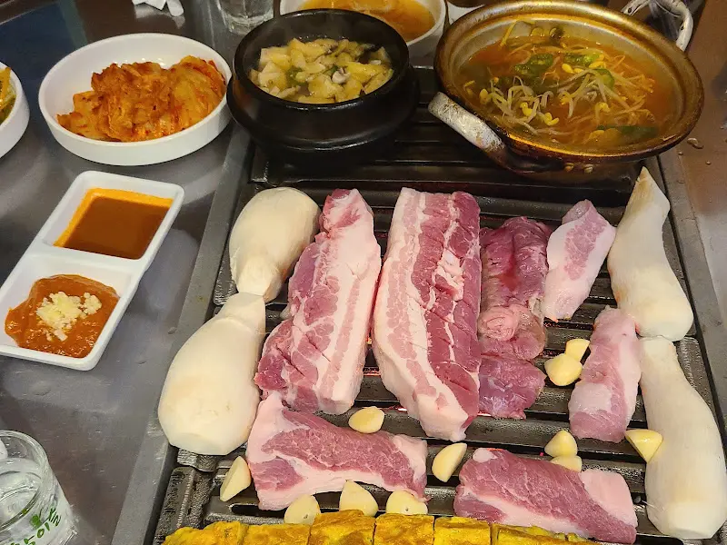 잘 구워진 삼겹살