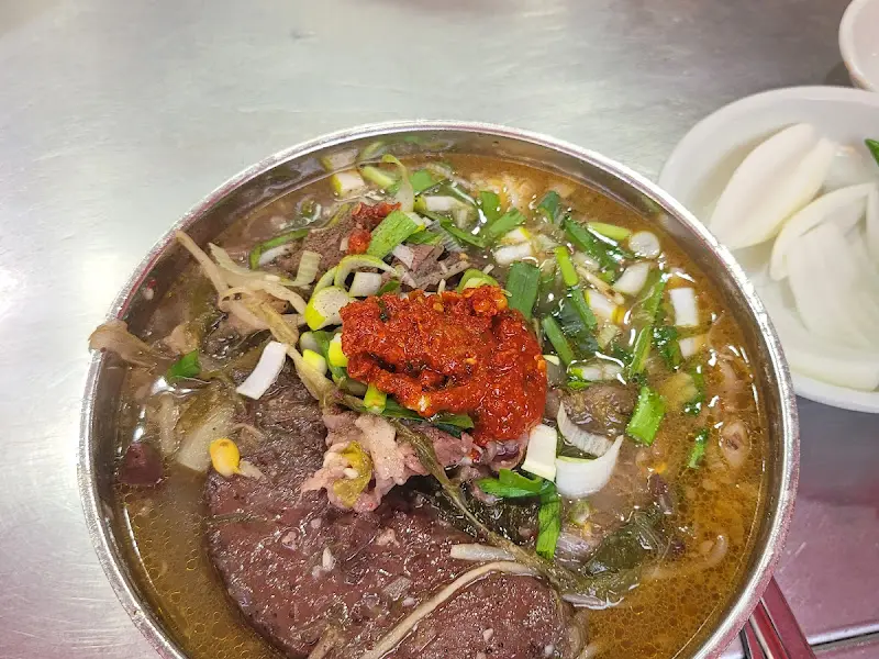 다진 양념이 올려진 선지 국밥