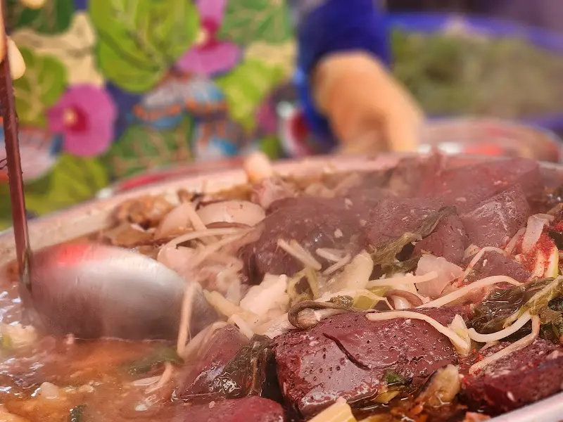 솥 안에서 끓고 있는 선지 국밥