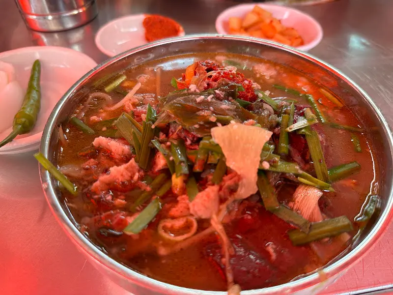 잘 차려진 선지 국밥 한상