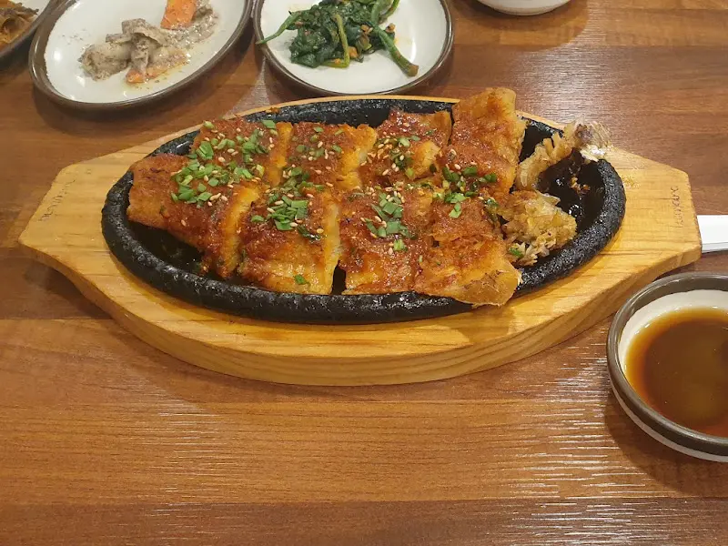 돌판 위의 먹음직스러운 황태구이