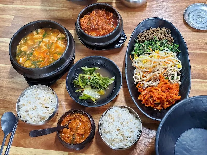 푸짐하게 차려진 보리밥 한 상 차림